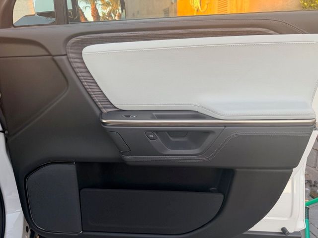 Used 2025 Rivian R1S Adventure Dual AWD/4WD image 9