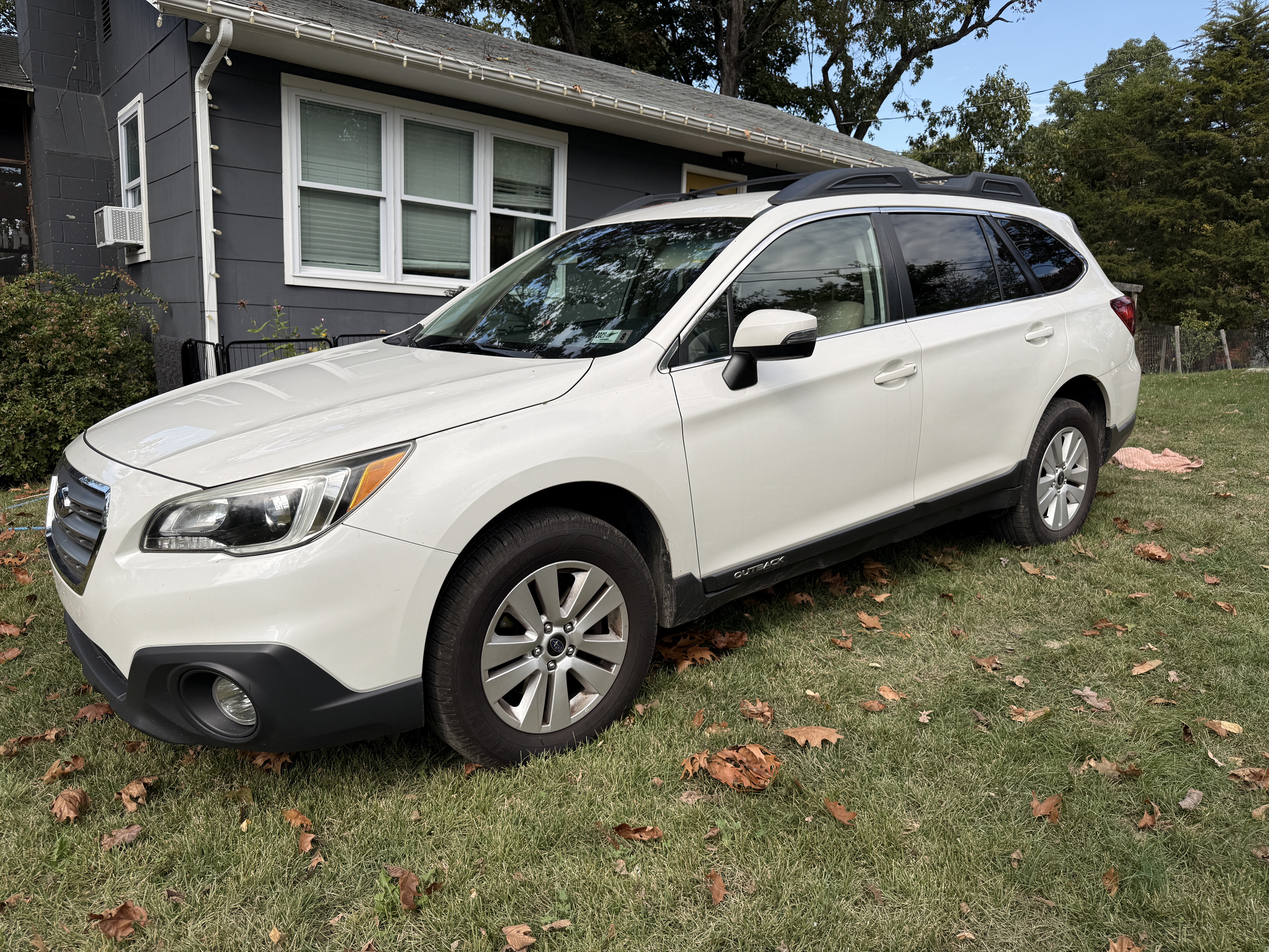 Used 2017 Subaru Outback 2.5i Premium AWD/4WD image 2
