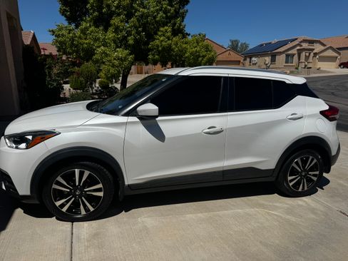 Used 2020 Nissan Kicks SV FWD image 2