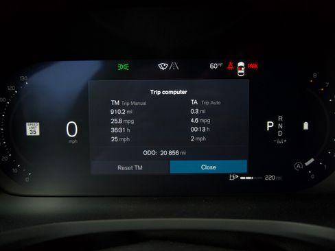 Used 2025 Volvo V60 B5 Cross Country Plus image 17