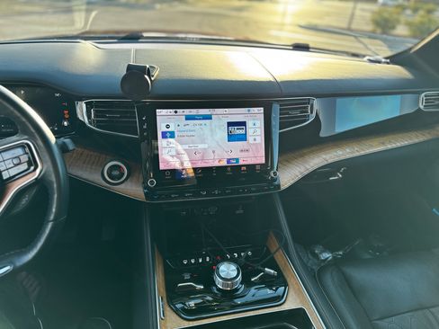 Used 2022 Jeep Grand Wagoneer Series III image 5