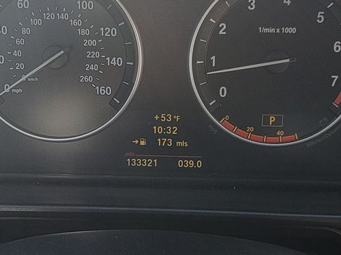 Used 2011 BMW 550i xDrive Sedan image 10