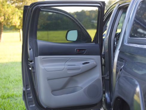 Used 2013 Toyota Tacoma PreRunner image 10