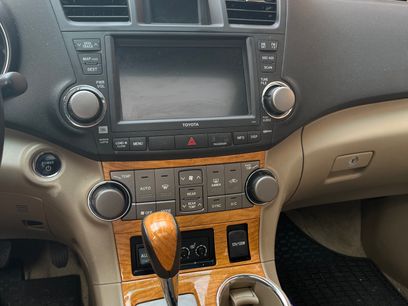 Used 2010 Toyota Highlander Limited w/ Extra Value Pkg 3