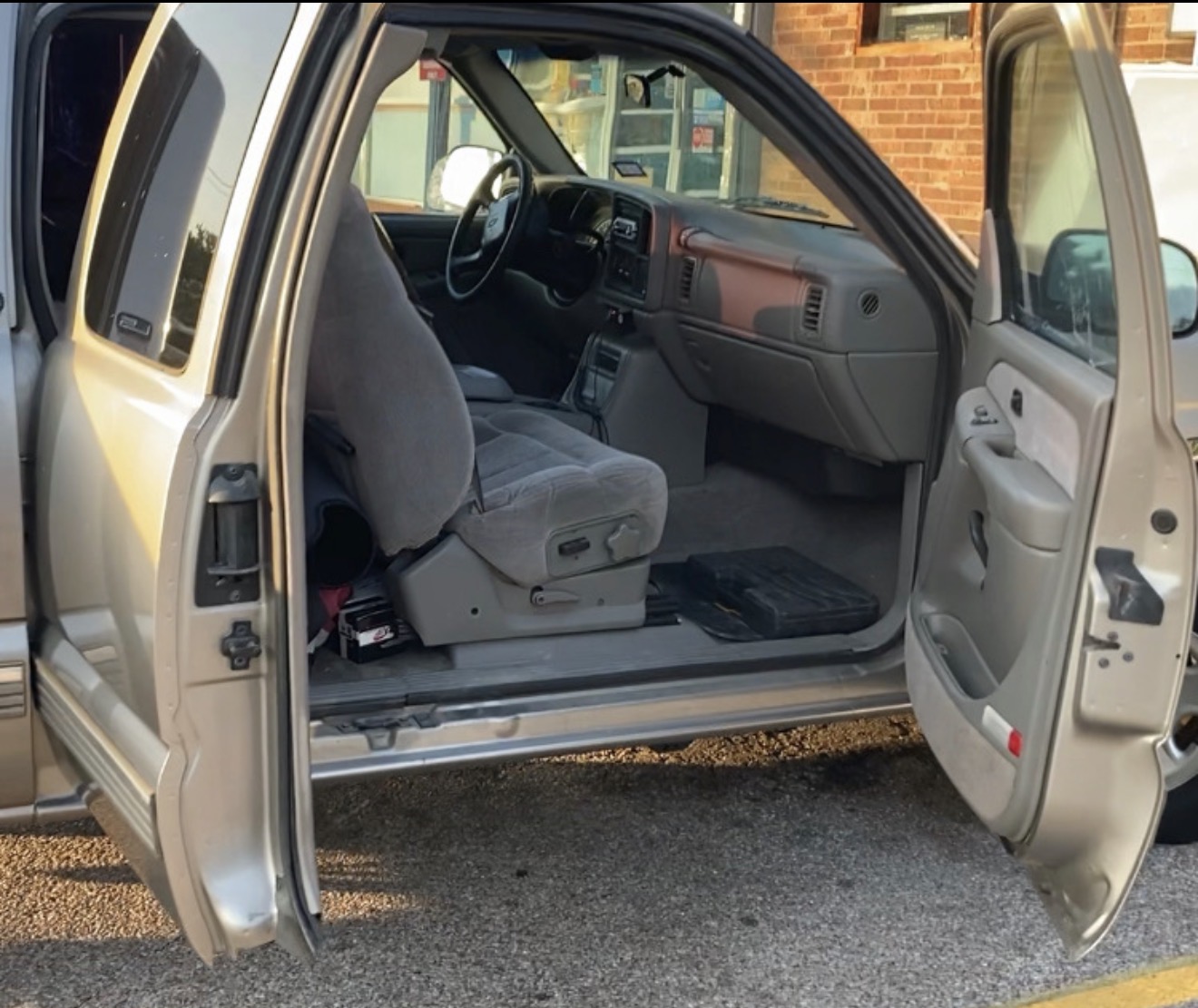 Used 2000 Chevrolet Silverado 2500 LS RWD image 2