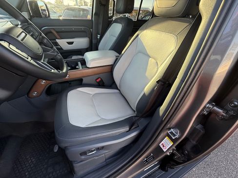 Used 2024 Land Rover Defender 130 X-Dynamic SE image 16