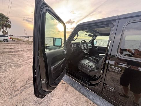 Used 2019 Jeep Wrangler Unlimited Sahara AWD/4WD image 20