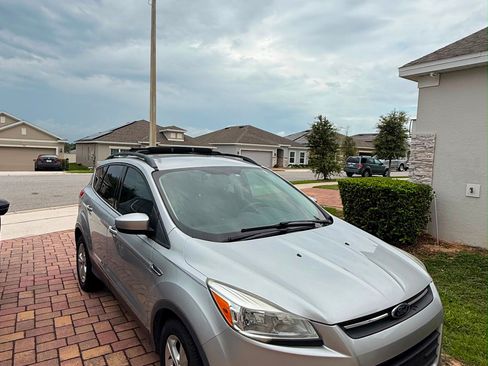 Used 2016 Ford Escape SE FWD image 2