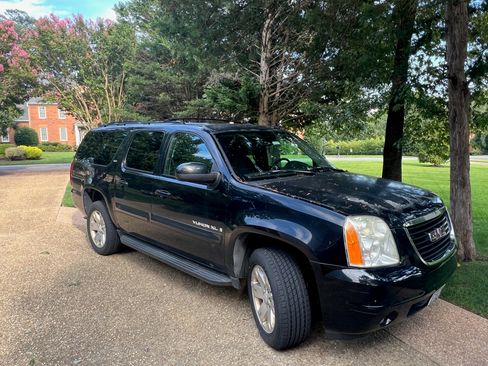 Used 2007 GMC Yukon XL SLT w/ SLT Preferred Equipment Group AWD/4WD image 2