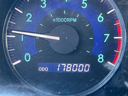 Used 2010 Toyota Sienna LE image 8