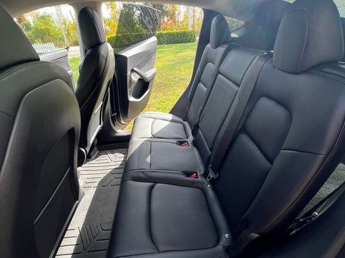 Used 2021 Tesla Model Y Long Range image 11