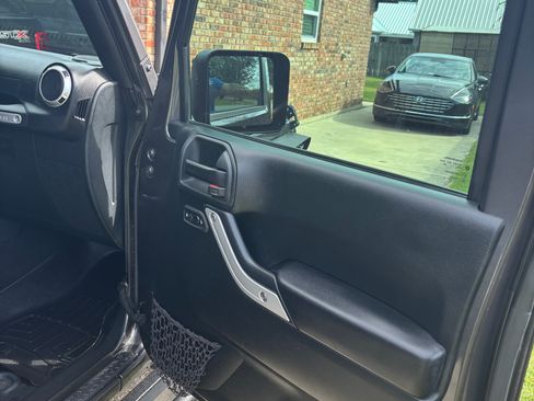 Used 2018 Jeep Wrangler Unlimited Sahara AWD/4WD image 20