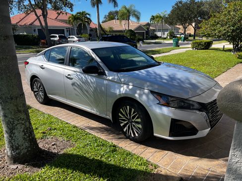 Used 2025 Nissan Altima 2.5 SV image 4