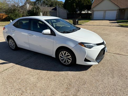 Used 2017 Toyota Corolla LE image 4