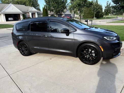 Used 2022 Chrysler Pacifica Touring-L w/ S Appearance Package FWD image 5