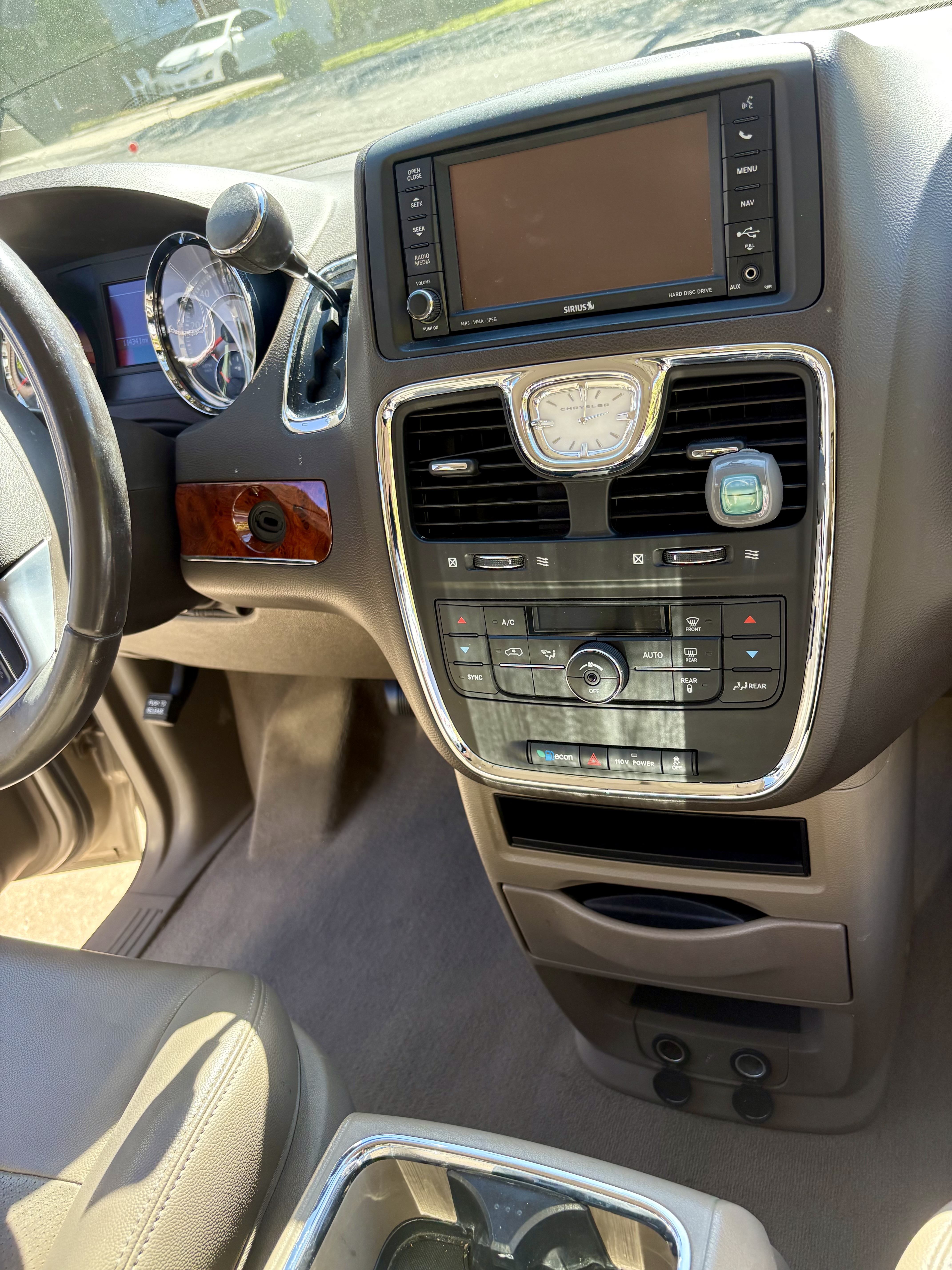 Used 2012 Chrysler Town & Country Touring w/ Entertainment Group #1 FWD image 8