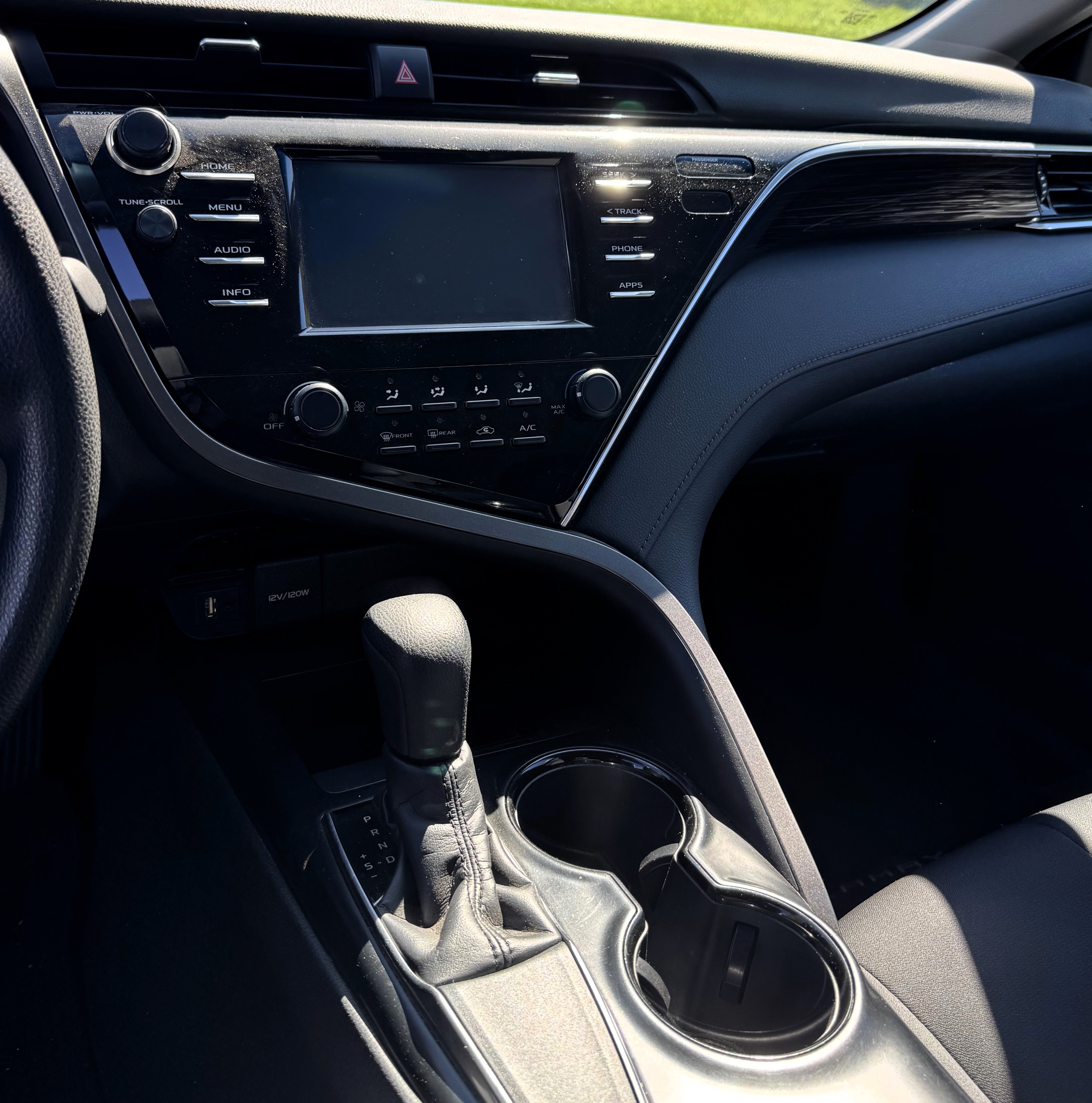 Used 2018 Toyota Camry LE FWD image 9
