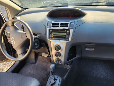 Used 2009 Toyota Yaris 2-Door Hatchback image 8