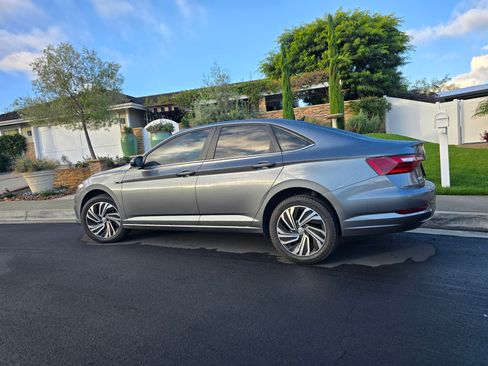 Used 2020 Volkswagen Jetta SEL image 2