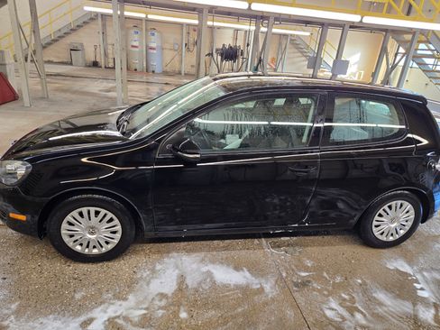 Used 2010 Volkswagen Golf 2-Door image 2