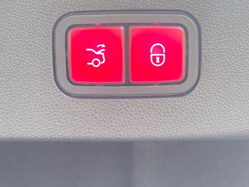 Used 2014 Mercedes-Benz E 550 4MATIC Sedan image 11