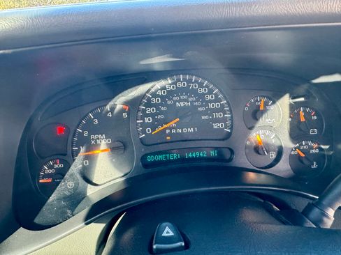 Used 2006 Chevrolet Silverado 2500 LT w/ Heavy-Duty Power Package image 13