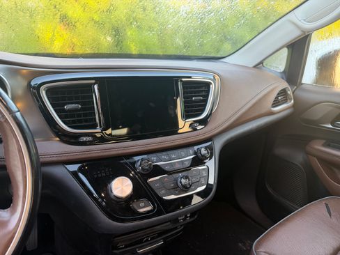 Used 2018 Chrysler Pacifica Limited w/ Advanced Safetytec Group FWD image 2