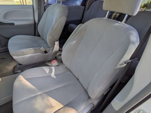 Used 2013 Toyota Sienna L w/ Towing Pkg image 12