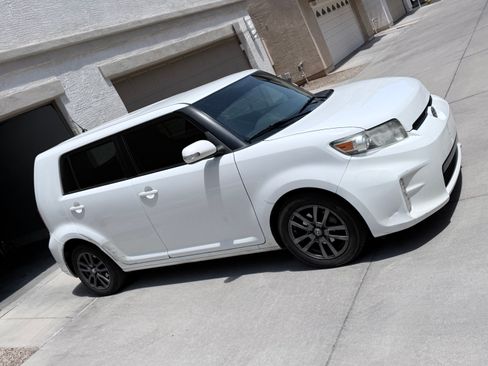 Used 2015 Scion xB FWD image 2