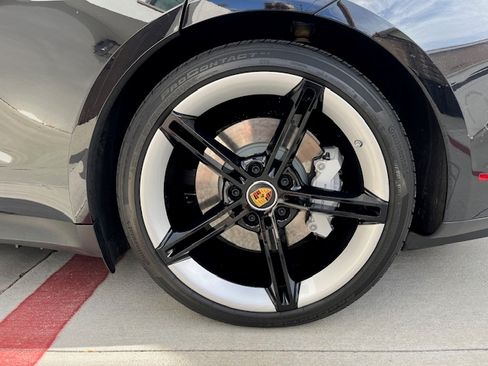 Used 2022 Porsche Taycan image 8