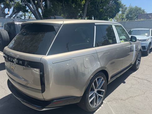 Used 2025 Land Rover Range Rover SE AWD/4WD image 2