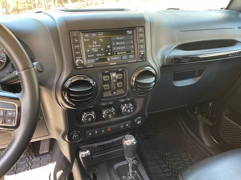 Used 2017 Jeep Wrangler Unlimited Sahara image 11