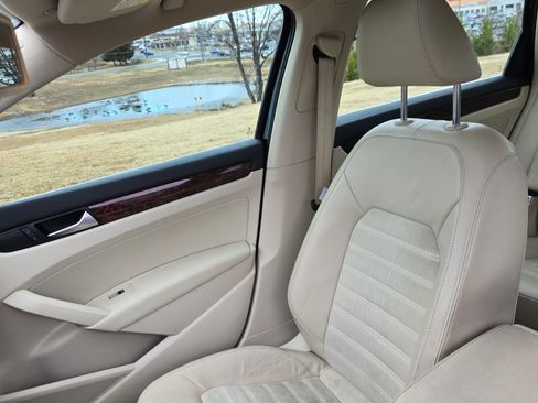Used 2013 Volkswagen Passat TDI SEL Premium image 11