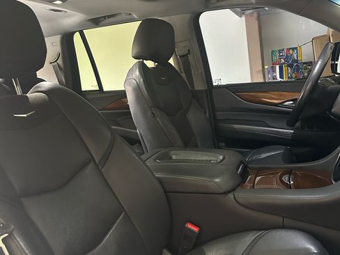 Used 2019 Cadillac Escalade Luxury image 9