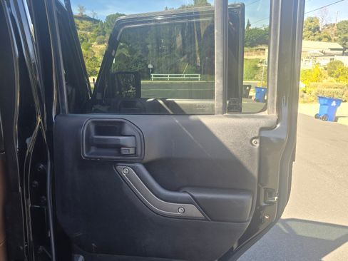 Used 2013 Jeep Wrangler Unlimited Sahara image 26