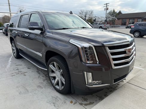 Used 2015 Cadillac Escalade ESV Luxury image 2