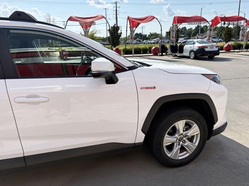 Used 2021 Toyota RAV4 LE AWD/4WD image 10