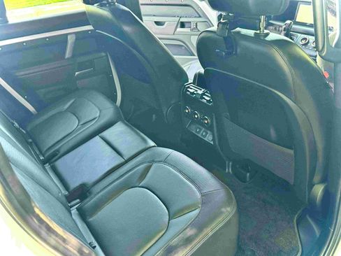 Used 2024 Land Rover Defender 110 X-Dynamic SE image 6