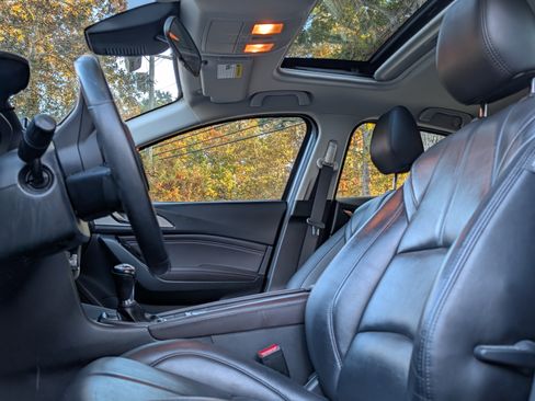 Used 2018 MAZDA MAZDA3 Touring image 14