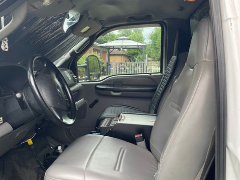 Used 2006 Ford F550 4x4 Regular Cab Super Duty image 6