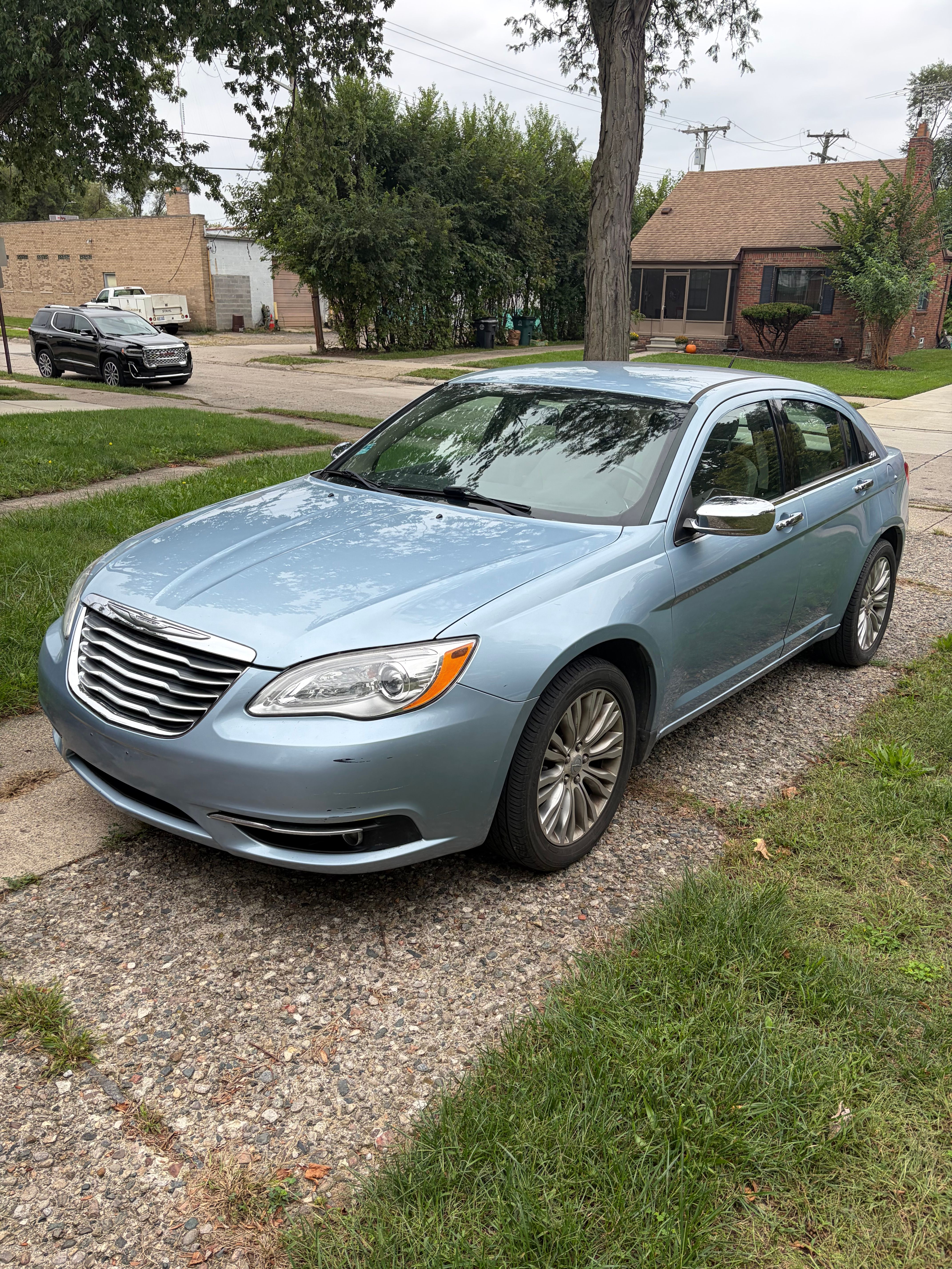 Used 2012 Chrysler 200 Limited FWD image 2