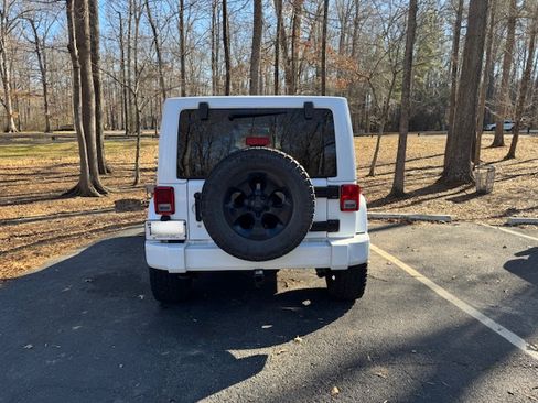 Used 2016 Jeep Wrangler Unlimited Sahara w/ Connectivity Group image 9