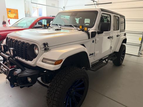 Used 2024 Jeep Wrangler Unlimited AWD/4WD image 1