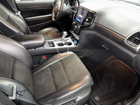 Used 2019 Jeep Grand Cherokee Altitude AWD/4WD image 16