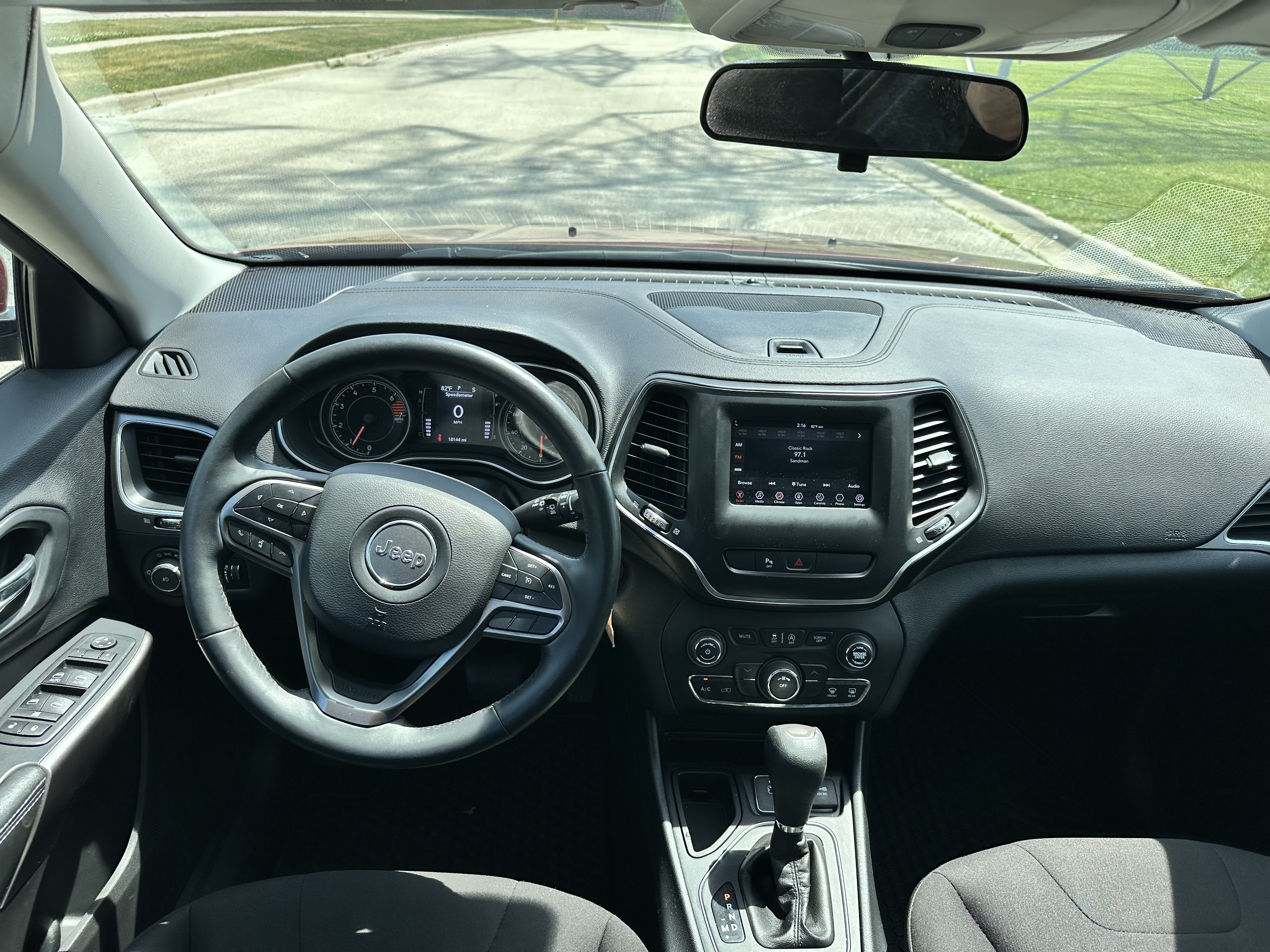 Used 2019 Jeep Cherokee Latitude w/ Cold Weather Group FWD image 20