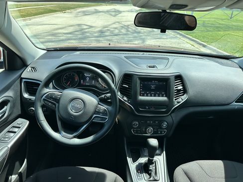 Used 2019 Jeep Cherokee Latitude w/ Cold Weather Group FWD image 20