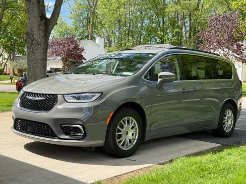 Used 2022 Chrysler Pacifica Touring-L FWD image 1