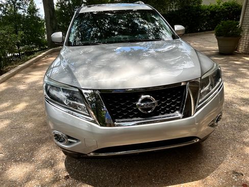 Used 2016 Nissan Pathfinder Platinum w/ Family Entertainment Package FWD image 2