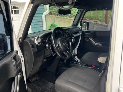 Used 2013 Jeep Wrangler Unlimited Sahara w/ Connectivity Group AWD/4WD image 12