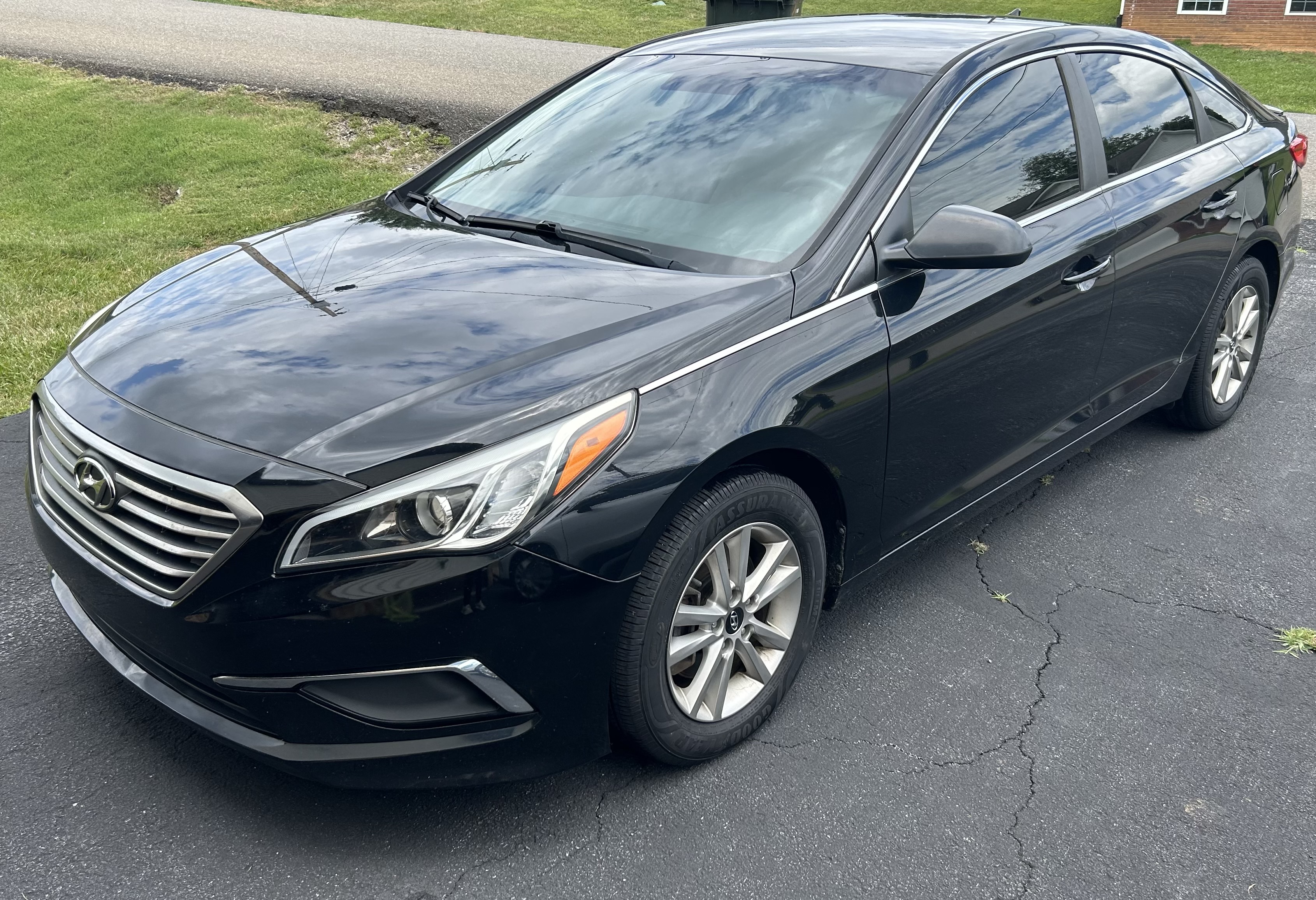 Used 2017 Hyundai Sonata SE FWD image 2